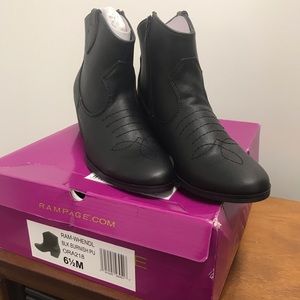 Ankle boots with zipper